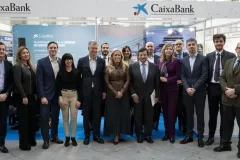 La-Consejera-de-Economia-Hacienda-y-Empleo-con-el-equipo-de-CaixaBank