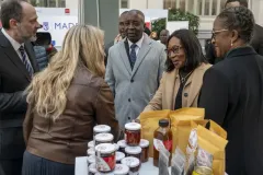 Las-consejeras-angolenas-Emilia-Almeida-y-Paula-Lisboa-recibiendo-a-Rocio-Albert-en-el-stand-de-Angola