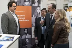 Rocio-Albert-Consejera-de-Economia-Hacienda-y-Empleo-saludo-a-Javier-Ales-director-de-Manpower