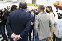 El-alcalde-de-Madrid-visita-el-stand-de-DHL-en-IMEX-Madrid-2022