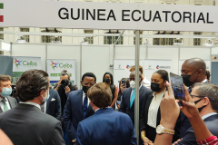 El-alcalde-de-Madrid-visita-el-stand-de-Guinea-Ecutorial-en-IMEX-Madrid