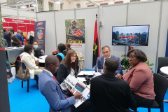 Reuniones-con-empresarios-en-el-stand-de-Angola-en-IMEX-Madrid-2022-2