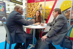 Reuniones-con-empresarios-en-el-stand-de-Mozambique-en-IMEX-Madrid-2022-2