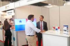 El-alcalde-de-Elche-conversa-con-el-embajador-de-Panama-en-IMEX-Elche-2025