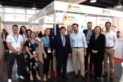 El-alcalde-de-Elche-posa-con-los-coorganizadores-del-evento-Jaime-Ussia-IMEX-y-Tonia-Salinas-PCUMH