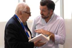 El-diplomatico-Inocencio-Arias-conversando-con-Pablo-Ruz-alcalde-de-Elche-en-IMEX-Elche-2025