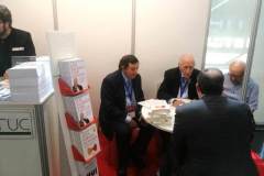 Inocencio-Arias-acompanado-de-Jaime-Ussia-durante-la-firma-de-los-libros-del-diplomatico-en-IMEX-Elche-2025