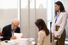 Inocencio-Arias-durante-la-firma-de-sus-libros-en-IMEX-Elche-2025