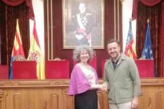 Laura-Tupe-de-Lituania-con-el-alcalde-de-Elche