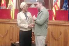 Paula-Lisboa-Consejera-Comercial-de-Angola-saluda-al-alcalde-de-Elche-