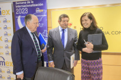 1.-Félix-Sanz-Roldán-Jaime-Ussía-y-Beatriz-Reguero-en-IMEX-2023