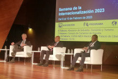 3.-Alfredo-Bonet-participó-en-la-Mesa-Redonda-de-África-junto-a-Amadeu-Nunes-y-Florencio-Papelo