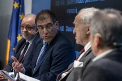 Jaime-Montalvo-presento-y-modero-la-mesa-redonda-empresarial-