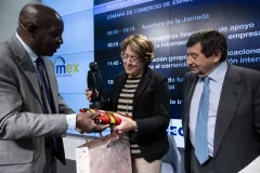 La-directora-general-de-la-Camara-de-Espana-con-Jose-Mendes-gobernador-de-Lunda-Norte-Angola