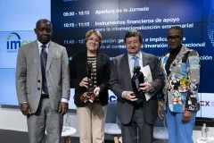 Riera-y-Ussia-con-parte-de-la-delegacion-de-Angola-en-IMEX-Madrid-2024