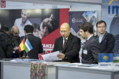 4.-El-Embajador-de-Uzbekistán-estuvo-en-el-stand-de-Asia-Central