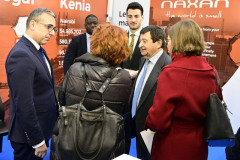 4.-Eduardo-Sanzol-CEO-de-Naxan-saluda-a-María-Peña-consejera-delegada-de-ICEX-en-presencia-de-Jaime-Ussía-presidente-de-IMEX