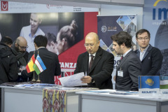 4.-El-Embajador-de-Uzbekistán-estuvo-en-el-stand-de-Asia-Central