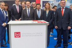 4.-El-Consejero-Fernández-Lasquetty-visitó-el-stand-de-la-Comunidad-de-Madrid-acompañado-por-Rodrigo-de-la-Mota-y-Juan-Manuel-López-Zafra