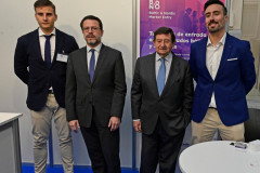 4.-Lasquetty-y-Ussía-posaron-con-los-directores-de-BN8-en-su-stand-en-IMEX-Madrid