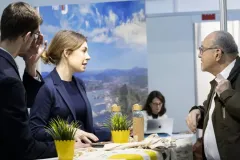 Los-consultores-de-ieteam-mantuvieron-numerosas-reuniones-en-su-stand