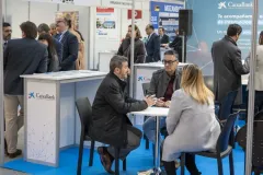 Reuniones-en-el-stand-de-CaixaBank-en-IMEX-Madrid-2024