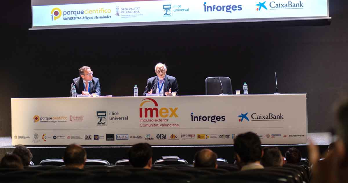 Luis Francisco Brotóns (UMH) e Inocencio Arias durante su ponencia "Putin, Trump y nosotros"