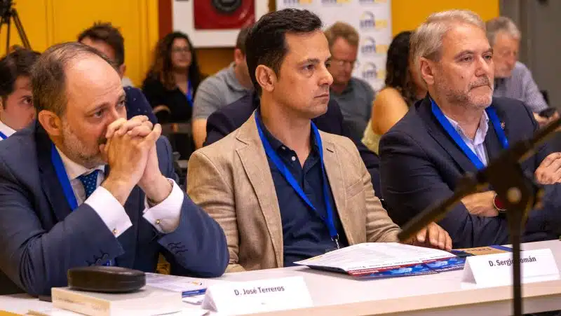 El rector de la UMH, Juan José Ruiz, junto a Sergio Román (PCUMH) y José Terreros (IMEX).